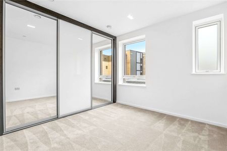 A beautiful two bedroom, two bathroom apartment in a superb new development - Photo 3