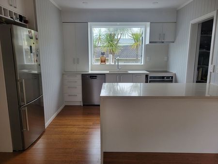 Newly Renovated Sunny 3-Bedroom Family Home - Photo 4