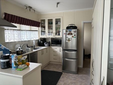 Home close to Hospital - Photo 5