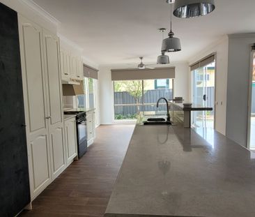 Bright & Airy 4 Bedroom Home close to Town - Photo 3