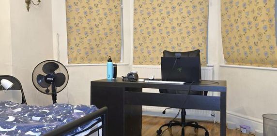 1 bedroom in a flat share to rent - Photo 2