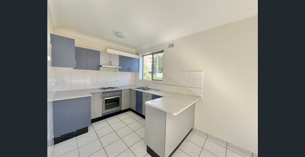 Neat Unit close to all - Photo 1