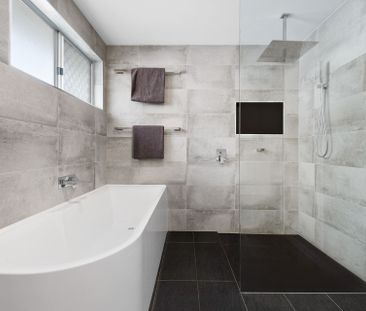 Modern Family home - Photo 1