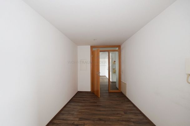 Gemütliche 2-Raum-Wohnung mit Dachterrasse und moderner Einbauküche! - Photo 1