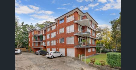 Top floor, oversized two bedroom apartment - Photo 3