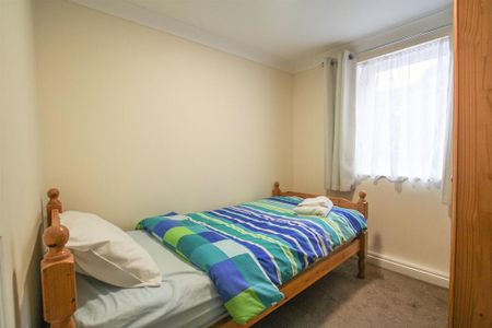 3 bedroom flat to rent - Photo 4
