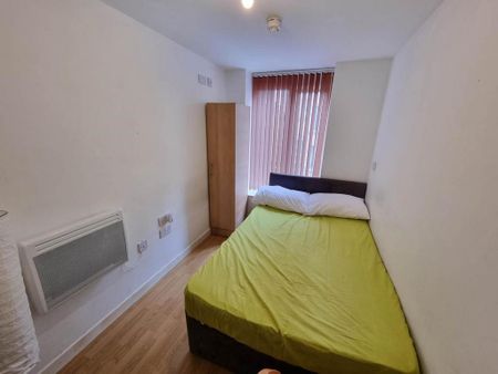 1 bedroom in a flat share to rent - Photo 3