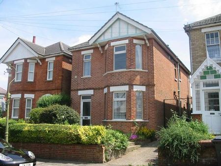 Bedroom Detached House In Winton, BH9 - Photo 2