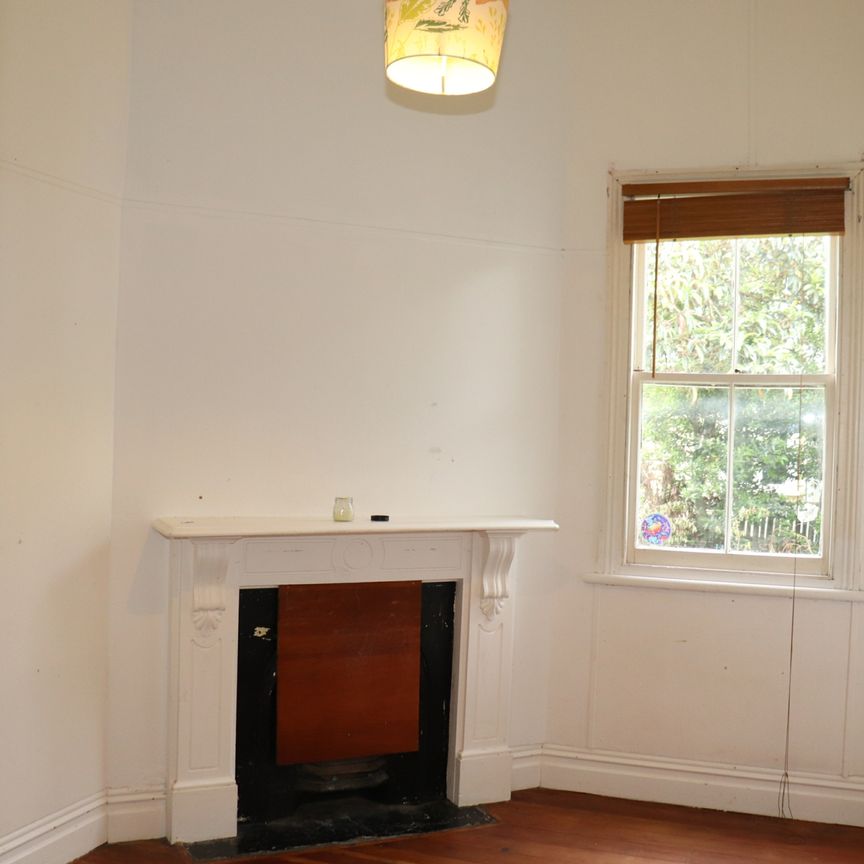 Cosy 5-Bedroom Home with lots of Character - Surrounded by Fruit Trees - Photo 1