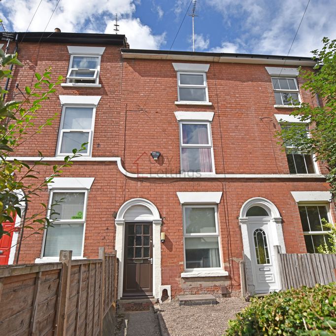 4 Bedroom Mid Terraced House - Photo 1