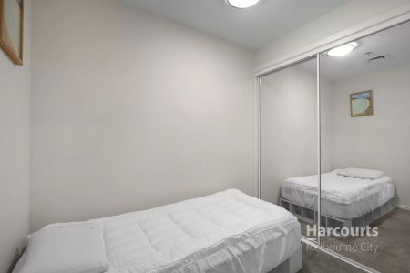 Light, Bright & Spacious Two Bedroom Apartment - Furnished! - Photo 4