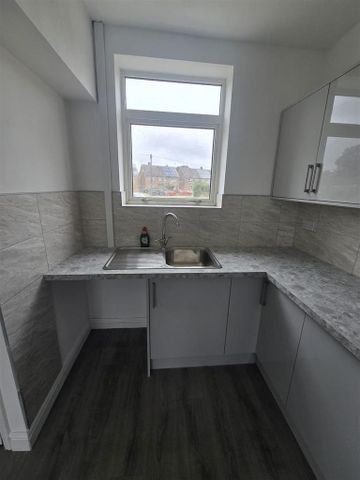 3 bedroom end of terrace house to rent - Photo 4