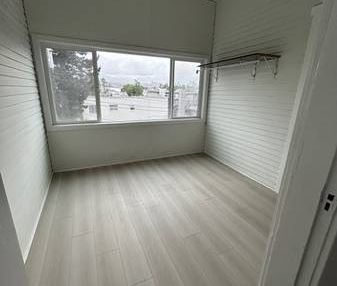 2 Bedroom, 1 Bath in Kitsilano-Rental Building - Photo 1