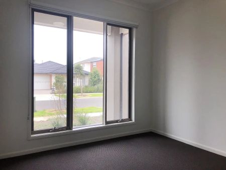 “Convenient & Spacious Family Home” - Photo 5