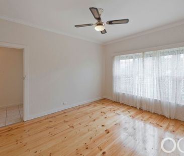 Open the door to a beautifully four-bedroom family home - Photo 6