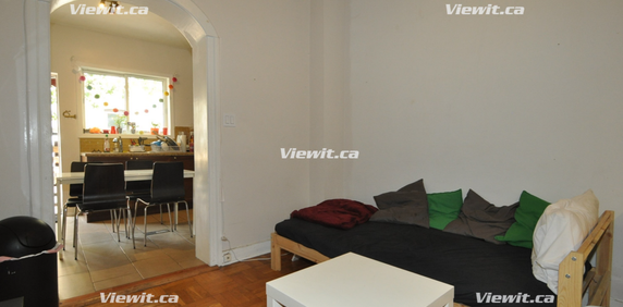 LARGE, bright 4 bedroom flat at Bloor and Bathurst - Photo 2