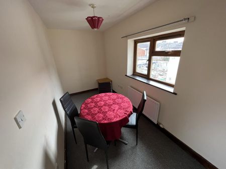 3 bedroom flat to rent - Photo 3