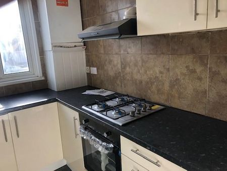 4 bedroom flat to rent - Photo 5