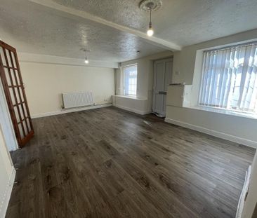 3 bedroom end of terrace house to rent - Photo 3