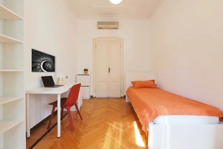 Via Giulio e Corrado Venini, Milan, Lombardy 20124 - Photo 2