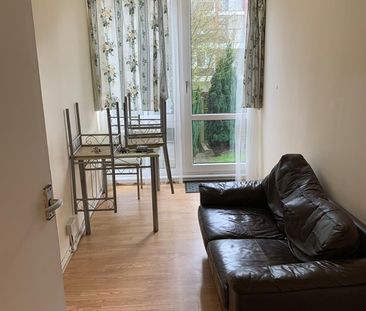 Room in a Shared Flat, Sherfield Gardens, SW15 - Photo 1