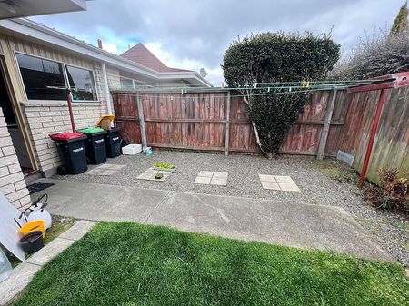 Two bedroom house with new carpet. - Photo 3