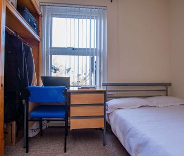 Featuring two stunning designer shower rooms - Photo 5