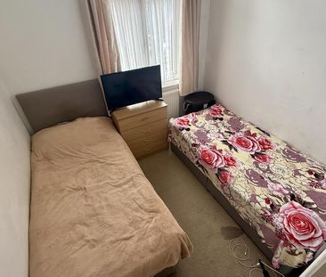 3 bedroom end of terrace house to rent - Photo 2