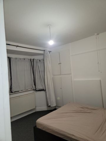 Room in a Shared House, Springfield Drive, IG2 - Photo 2