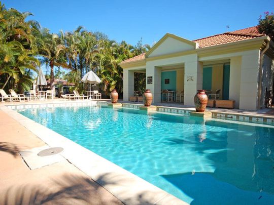 Stylish Townhouse in Gated Benowa Estate - Photo 1