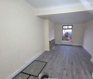 4 Bed Semi-Detached House, Grange Road, IG1 - Photo 3