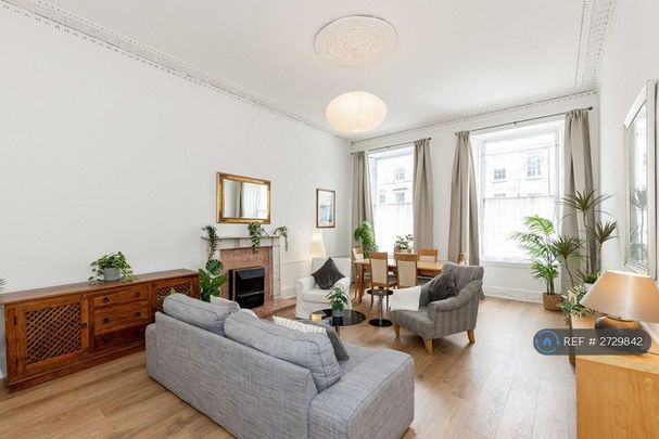 3 bedroom flat to rent - Photo 1