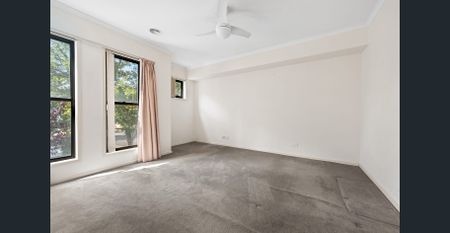 Sunny and spacious! - Photo 4