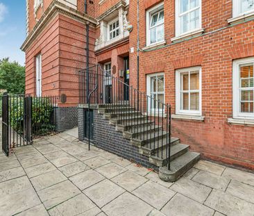 Beautiful duplex loft apartment set within an iconic school convers... - Photo 4