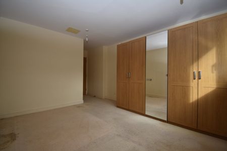 Flat to rent - Bendish Point, London, SE28 - Photo 2