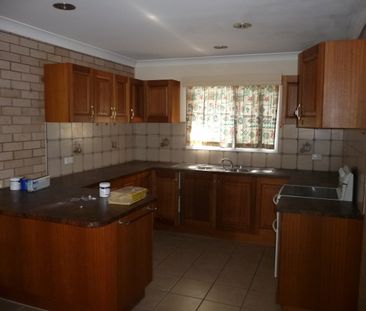 TWO BEDROOM UNIT SOUTH MACKAY - Photo 4