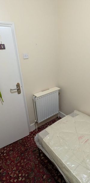 Room in a Shared House, Plashet Road, E13 - Photo 1