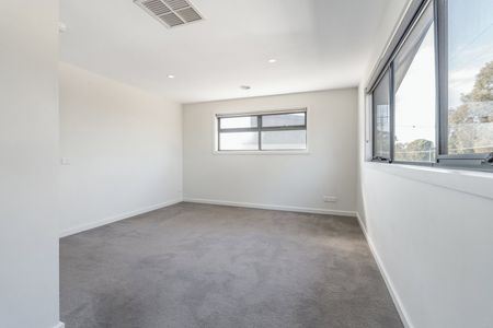 Townhouse in prime location! - Photo 2