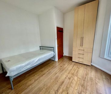 3 Bed Flat, Acton, W3 - Photo 2