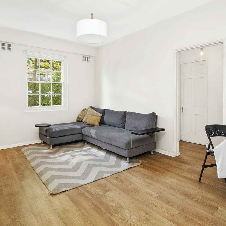 ELEGANT ONE BEDROOM BOUTIQUE APARTMENT - Photo 1