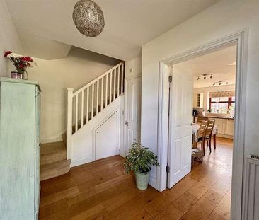 East Lodge, Bridgend, Gloucester, Worcestershire, GL19 - Photo 2