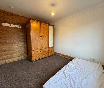 4 bedroom semi-detached house to rent - Photo 4