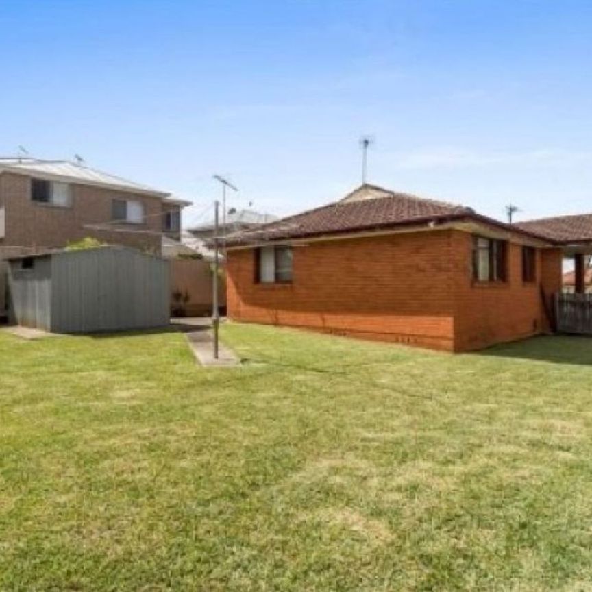Immaculate Freshly Painted 3 Bedroom Brick Home - Photo 1