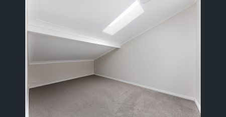 Recently renovated townhouse - Photo 3