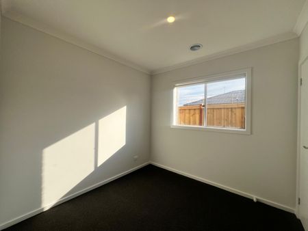 32 Buttercup Cres, Armstrong Creek VIC 3217 - House For Rent | Domain - Photo 2