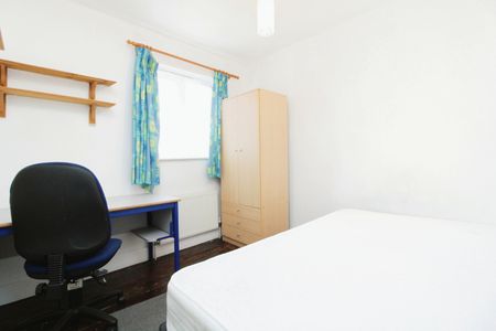 5 Bed Terraced House, Arnold Road, SO17 - Photo 2