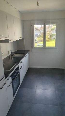 Très bel appartement de 2.5 pièces entièrement rénové avec balcon et vue - Photo 2