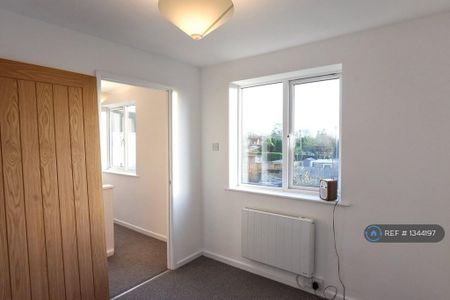 4 bedroom semi-detached house to rent - Photo 3