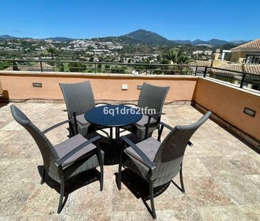 2 Bedroom Apartment For Rent in Nueva Andalucía, Málaga - Photo 2