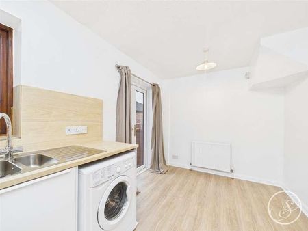 Field End Road, Halton, Leeds, LS15 - Photo 3